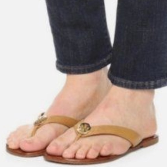 Tory Burch Thora Logo Embossed Leather Gold Thong Flat Sandals Sz 8 Women - Picture 1 of 7